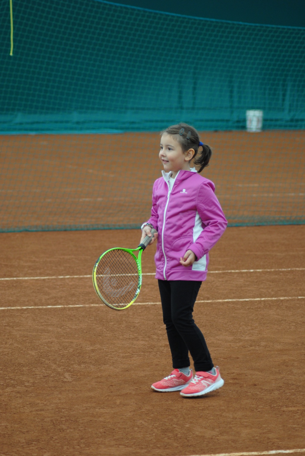 bambina campo da tennis